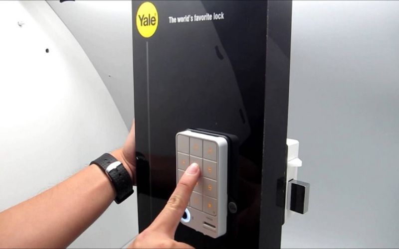 khóa cửa điều khiển từ xa Yale YDR 333